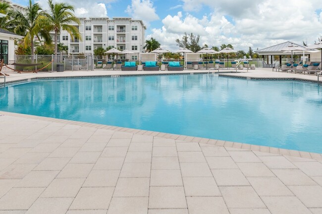 Oasis at Surfside in Cape Coral, FL - Foto de edificio - Building Photo