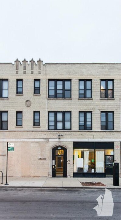 2704 N Sawyer Ave, Unit 311 in Chicago, IL - Building Photo