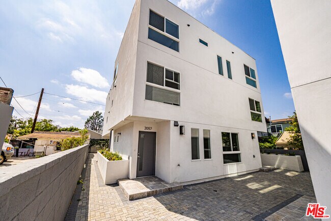 2057 S Garth Ave in Los Angeles, CA - Building Photo - Building Photo