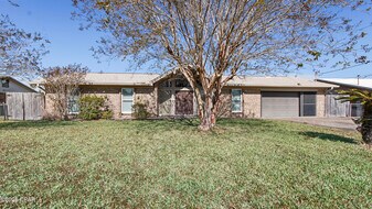 6217 Wallace Rd in Panama City, FL - Building Photo