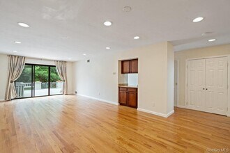 90 Foxwood Dr in Jericho, NY - Building Photo - Building Photo