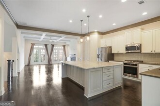 934 Canterbury Ln NE in Atlanta, GA - Foto de edificio - Building Photo