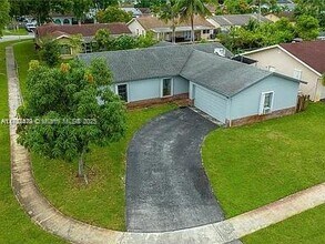 10900 NW 28th St in Sunrise, FL - Foto de edificio - Building Photo