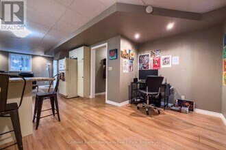 19 Peachtree Crescent in Guelph, ON - Building Photo - Building Photo