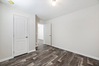 11431 N Lake Dr in Fenton, MI - Foto de edificio - Building Photo