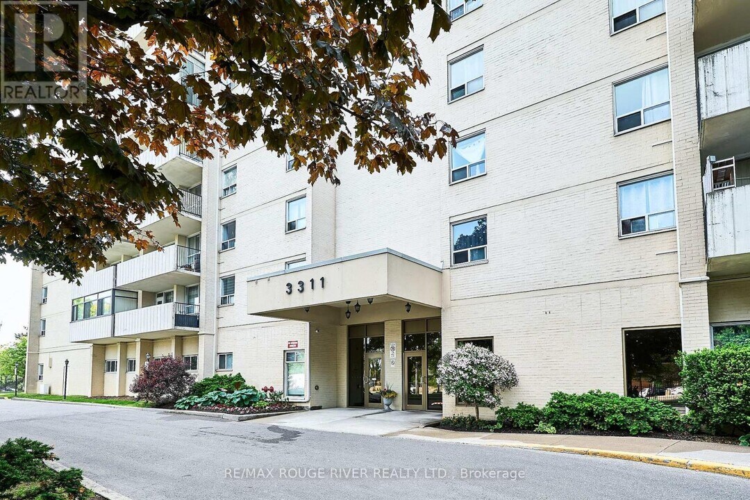 3311-3311 Kingston Rd in Toronto, ON - Building Photo