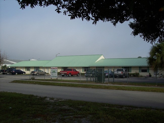 Center Apartments in Fort Pierce, FL - Foto de edificio - Building Photo