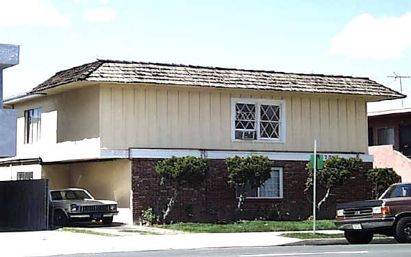 7343 Woodley Ave in Van Nuys, CA - Building Photo