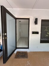 1927 Funston St, Unit 1 in Hollywood, FL - Foto de edificio - Building Photo