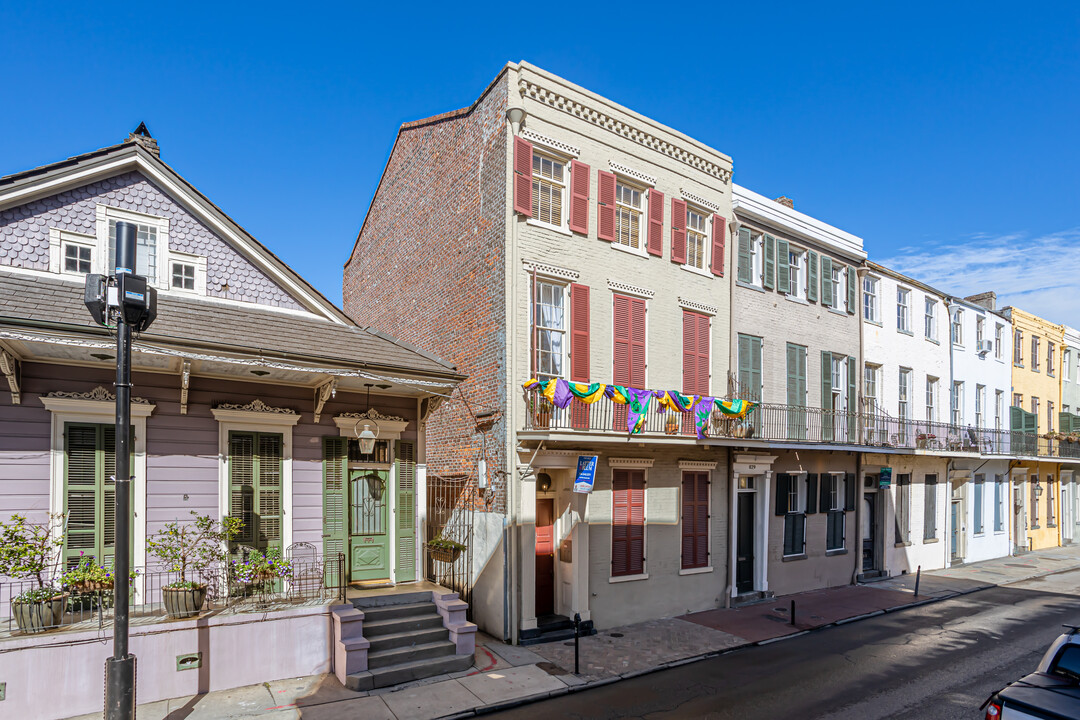 827 Burgundy St in New Orleans, LA - Foto de edificio