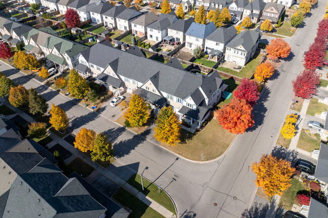 8 Haverhill Cres in Whitby, ON - Building Photo - Building Photo