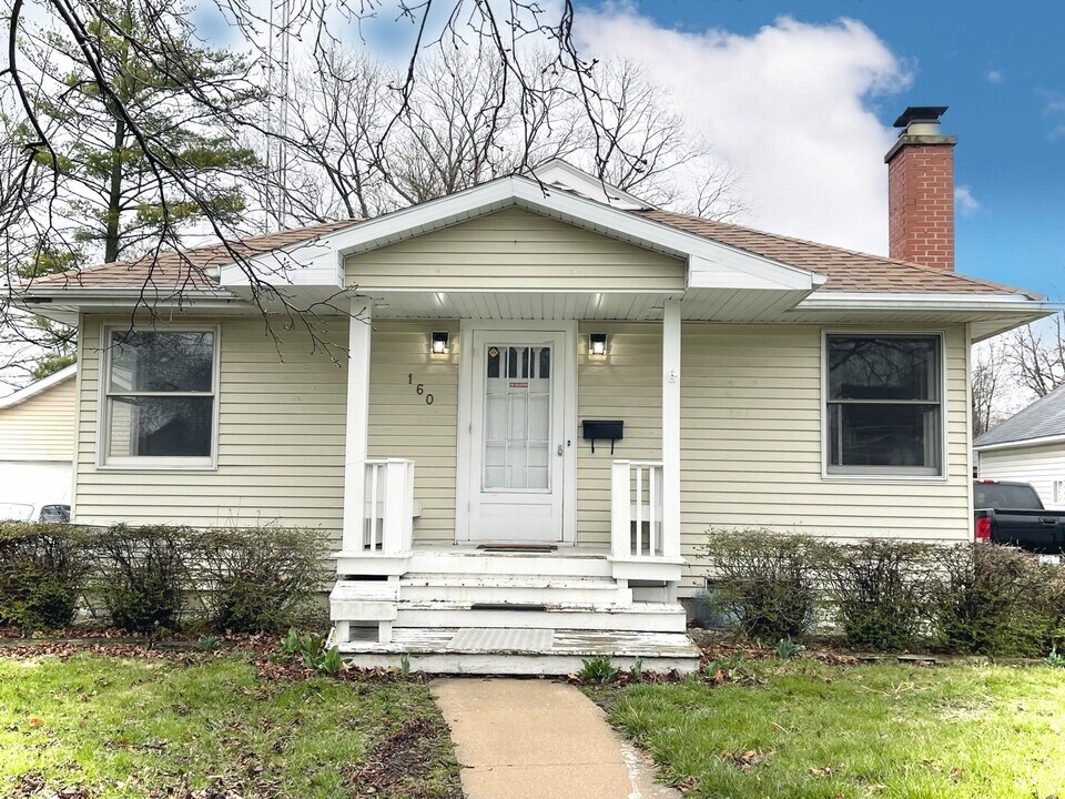 160 N Cross St in Sycamore, IL - Building Photo