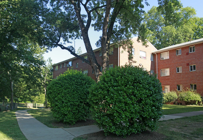 Aurora Hills Apartments in Arlington, VA - Building Photo - Building Photo