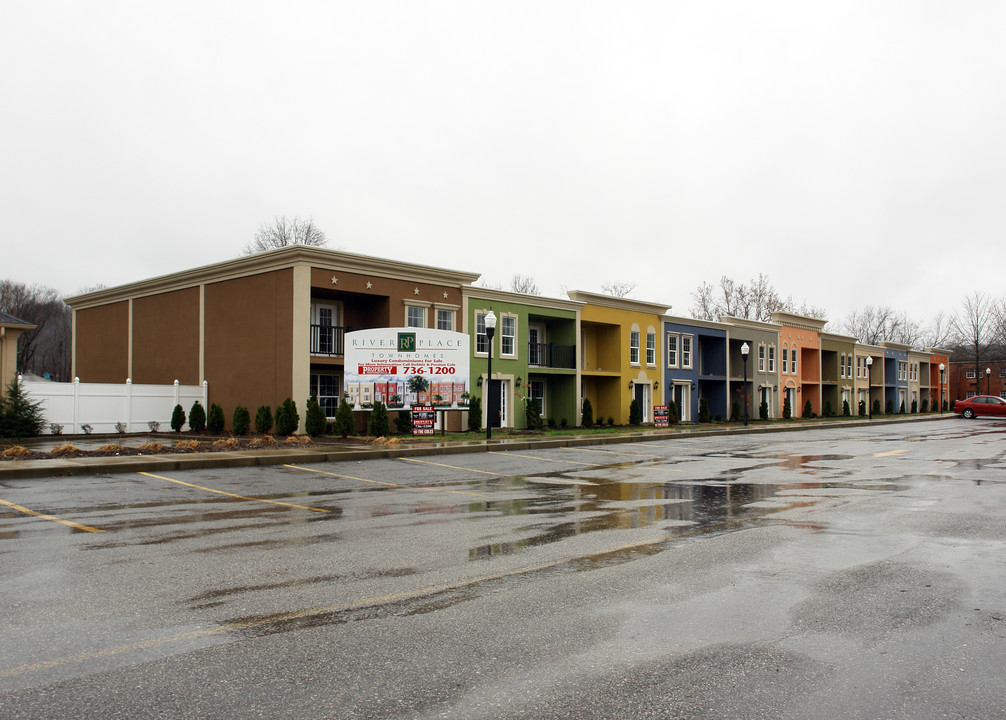 12-34 Courtyard Ln in Barboursville, WV - Foto de edificio