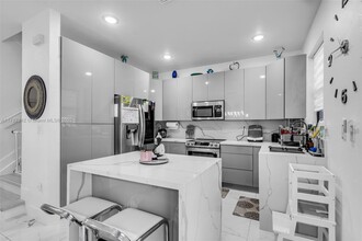 3327 W 106th Ter in Hialeah, FL - Building Photo - Building Photo