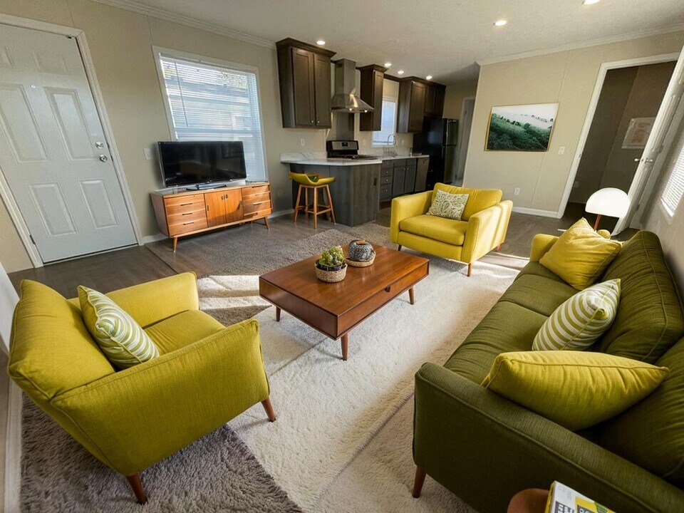 38054 Versailles St in Clinton Township, MI - Building Photo