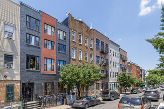 243 Jefferson St in Brooklyn, NY - Foto de edificio - Building Photo