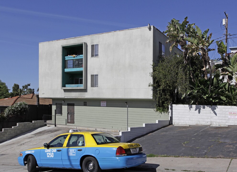 College Grove in San Diego, CA - Foto de edificio