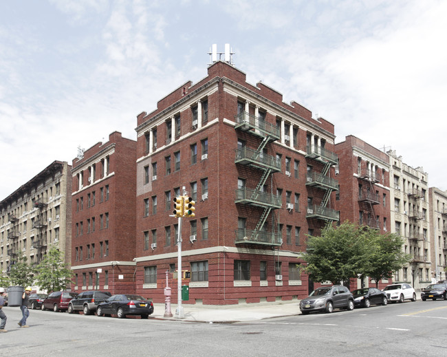 48 Post Ave in New York, NY - Building Photo - Building Photo