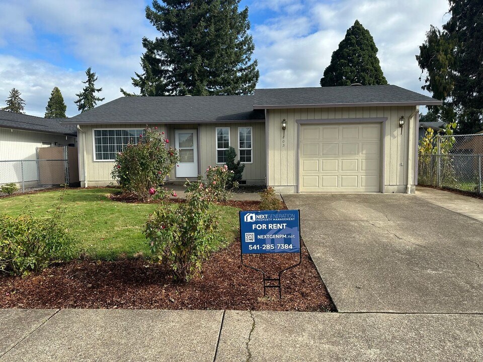 403 S 37th Pl in Springfield, OR - Building Photo