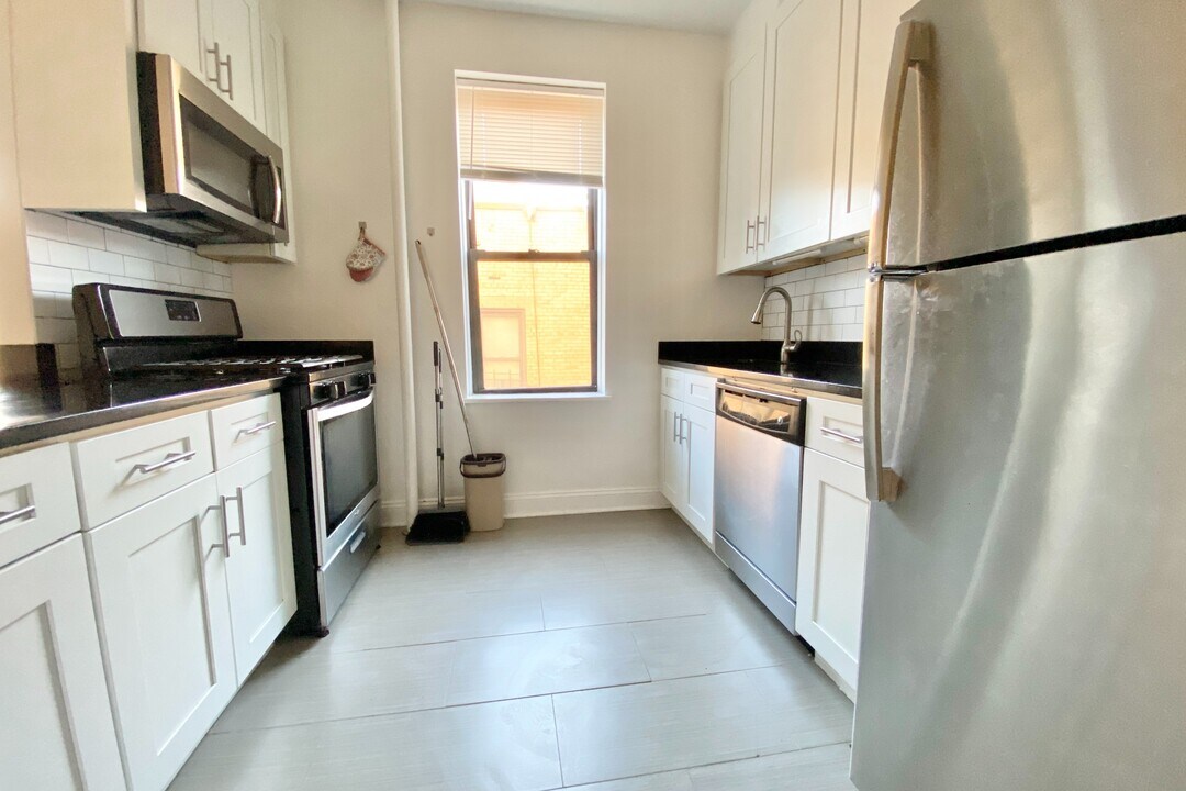 105 Pinehurst Ave in New York, NY - Building Photo