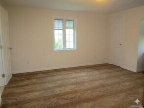 64 Old Pond Rd in Great Neck, NY - Building Photo - Building Photo