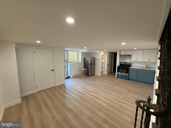 1113 E Hunting Park Ave in Philadelphia, PA - Building Photo - Building Photo
