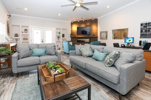 VILLA LA CHARLES in Albuquerque, NM - Building Photo