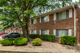 Colonial Apartments in Monona, WI - Foto de edificio - Building Photo