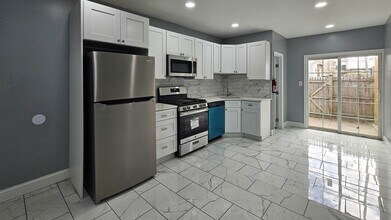 2326 Almond St in Philadelphia, PA - Building Photo - Building Photo