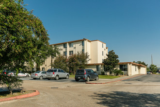 Centennial Square Apartments in Baytown, TX - Foto de edificio - Building Photo