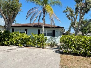 627 92nd Ave N in Naples, FL - Foto de edificio - Building Photo
