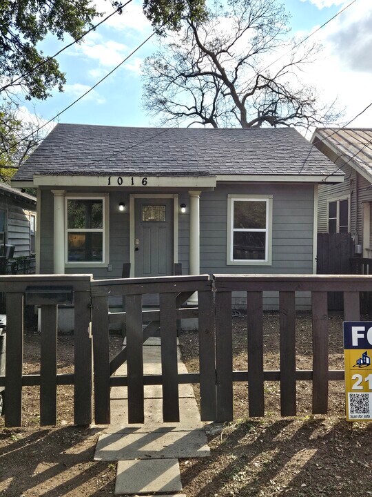 1016 Center St in San Antonio, TX - Building Photo