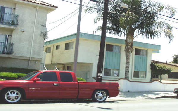 663 W 13th St in San Pedro, CA - Building Photo