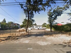 14158 Villa Way in Clearlake, CA - Building Photo