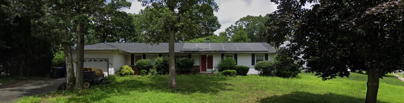 332 Colonial Dr in Toms River, NJ - Building Photo