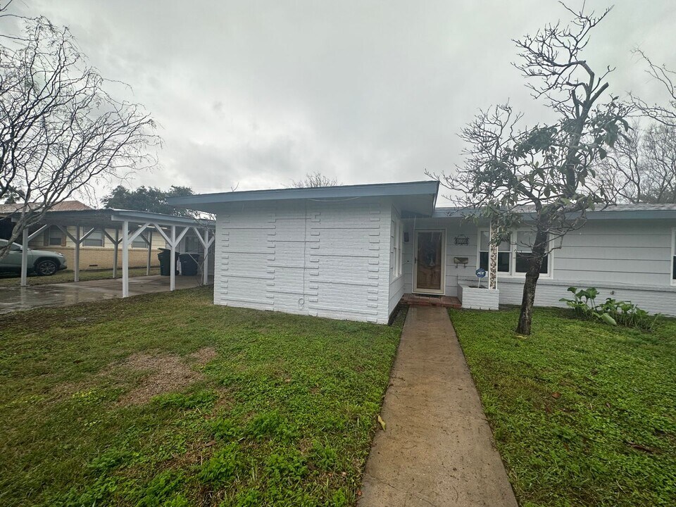 606 Wilshire Pl in Corpus Christi, TX - Building Photo