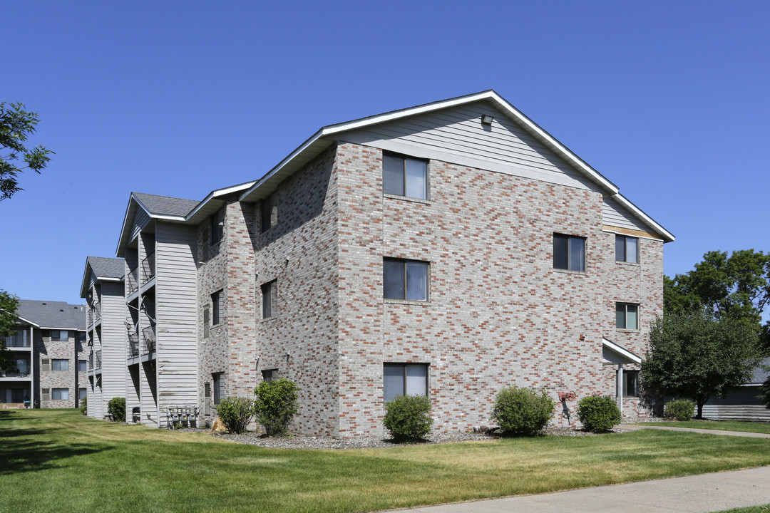 Baneberry Estates in Coon Rapids, MN - Building Photo