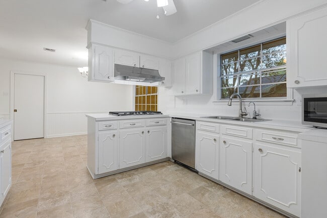 225 Aurore Ave in Lafayette, LA - Building Photo - Building Photo