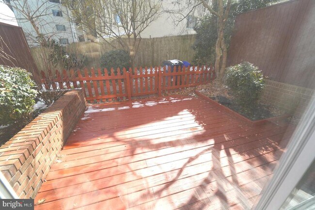 2208 Bucknell Terrace in Silver Spring, MD - Foto de edificio - Building Photo