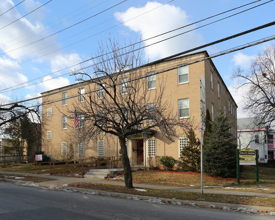 38 N Clinton St in Poughkeepsie, NY - Building Photo