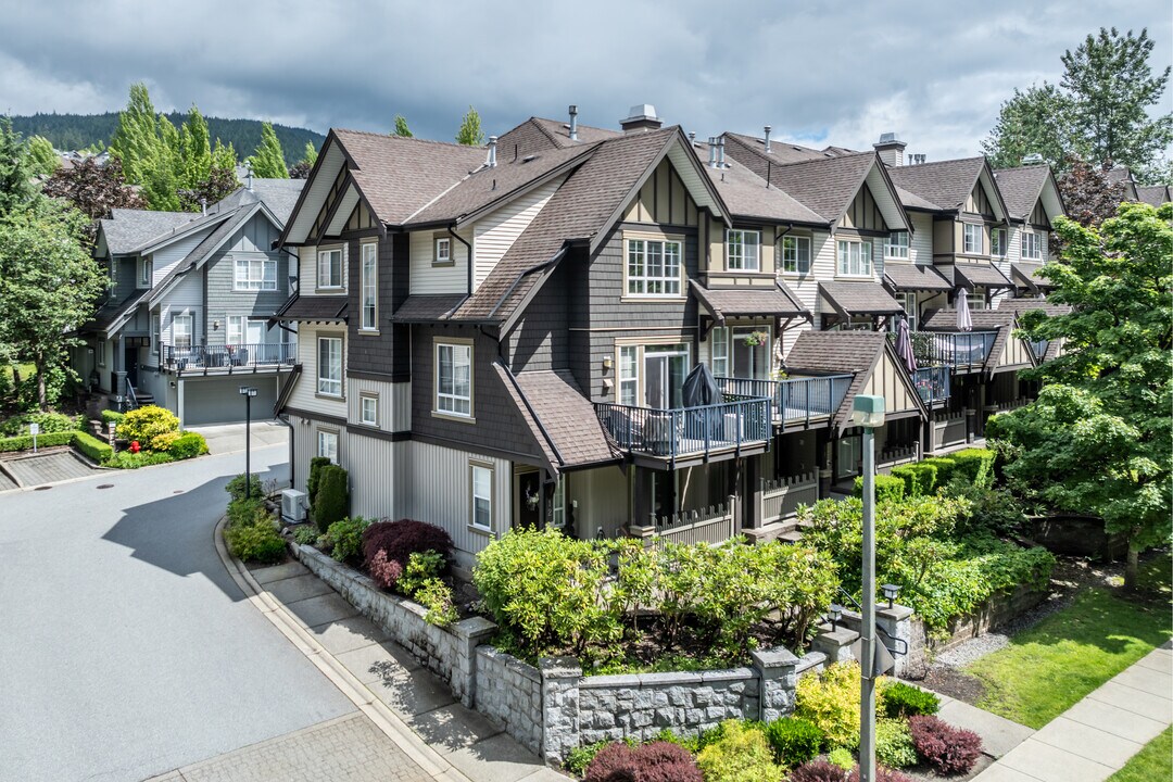 2200 Panorama Dr in Port Moody, BC - Building Photo