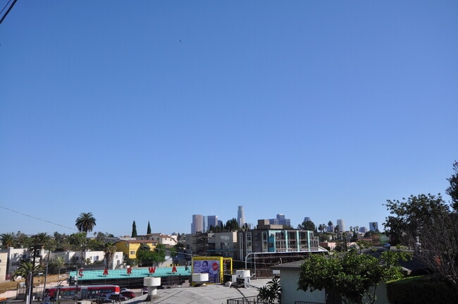 2119 Elsinore St in Los Angeles, CA - Foto de edificio - Building Photo