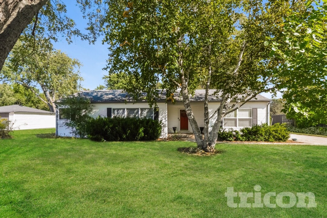 3343 N Ellen Dr in Arlington Heights, IL - Building Photo