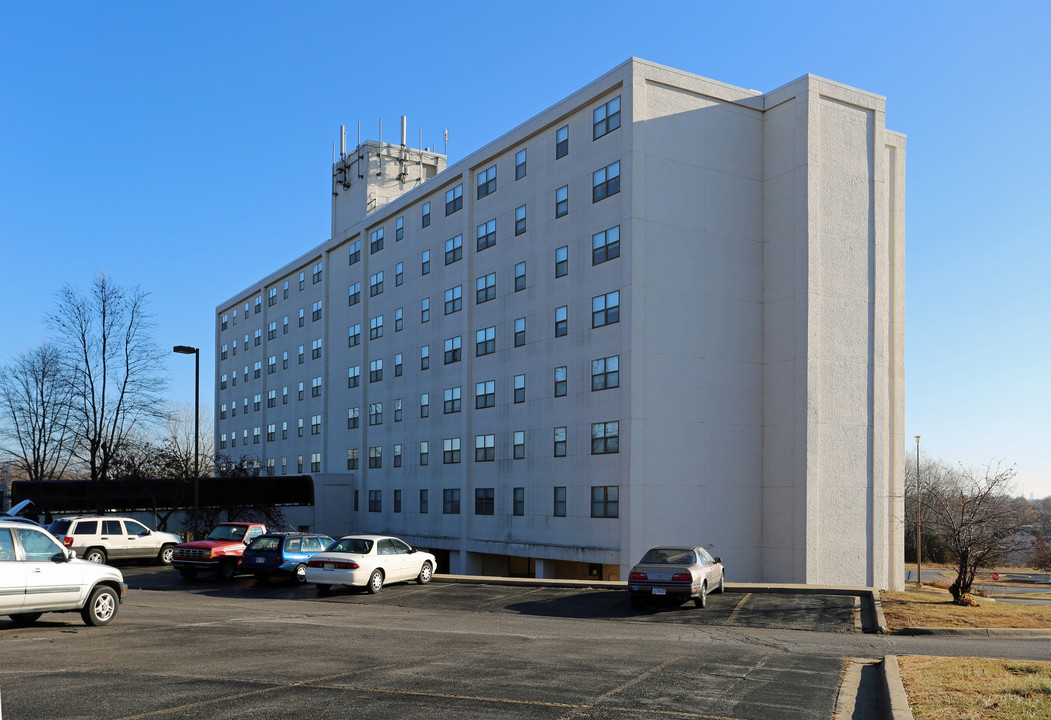 Plaza Towers in Kansas City, KS - Foto de edificio