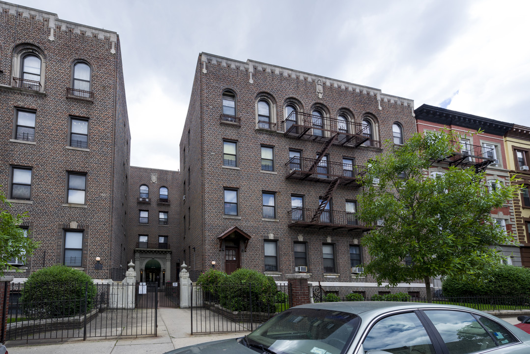 392 St Johns Pl in Brooklyn, NY - Building Photo