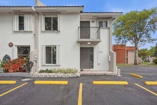 3907 NW 76th Terrace in Hollywood, FL - Building Photo