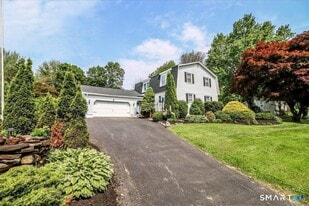 9 Monroe Dr in New Milford, CT - Building Photo