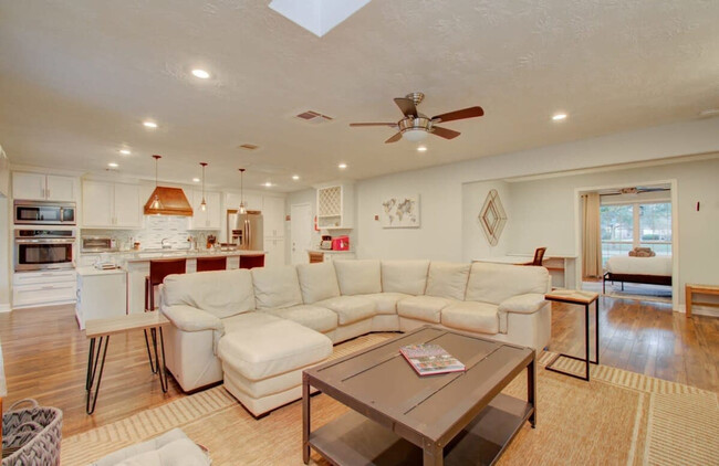 11102 Hillcroft St in Houston, TX - Building Photo - Building Photo