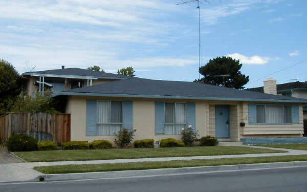 215 Echo Ave in Campbell, CA - Foto de edificio - Building Photo